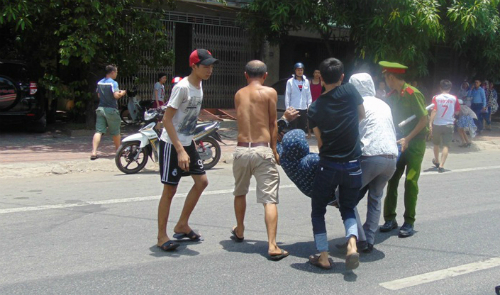 Người d&acirc;n đưa hai thanh ni&ecirc;n đ&acirc;m xe trực diện v&agrave;o cảnh s&aacute;t giao th&ocirc;ng đi cấp cứu