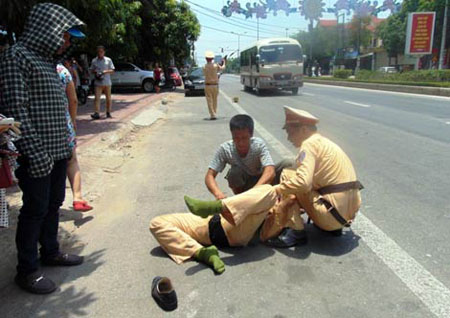 Cảnh s&aacute;t giao th&ocirc;ng H&agrave; Tĩnh bị đ&acirc;m trực diện, r&aacute;ch đũng quần