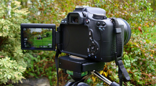 M&aacute;y ảnh gi&aacute; rẻ Canon c&oacute; trang bị m&agrave;n h&igrave;nh đa g&oacute;c ngắm chất lượng cao