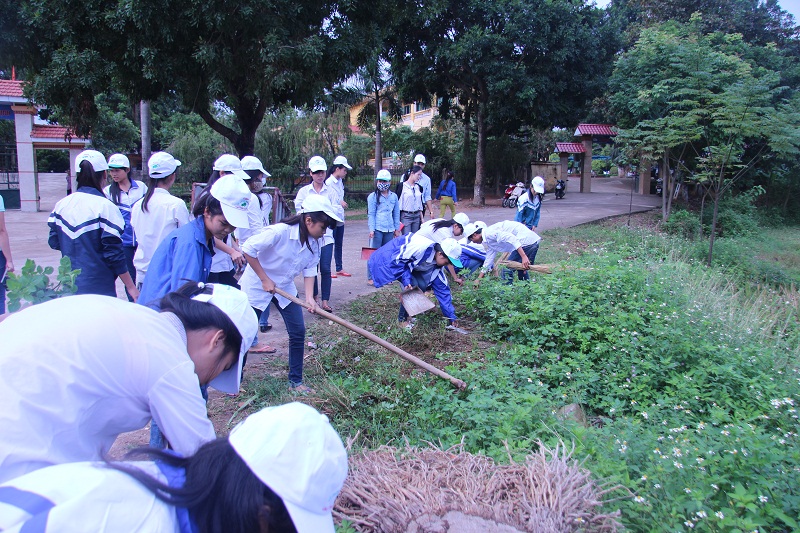 C&aacute;c em học sinh v&agrave; đo&agrave;n thanh ni&ecirc;n c&ugrave;ng nhau l&agrave;m sạch m&ocirc;i trường sống ở địa phương