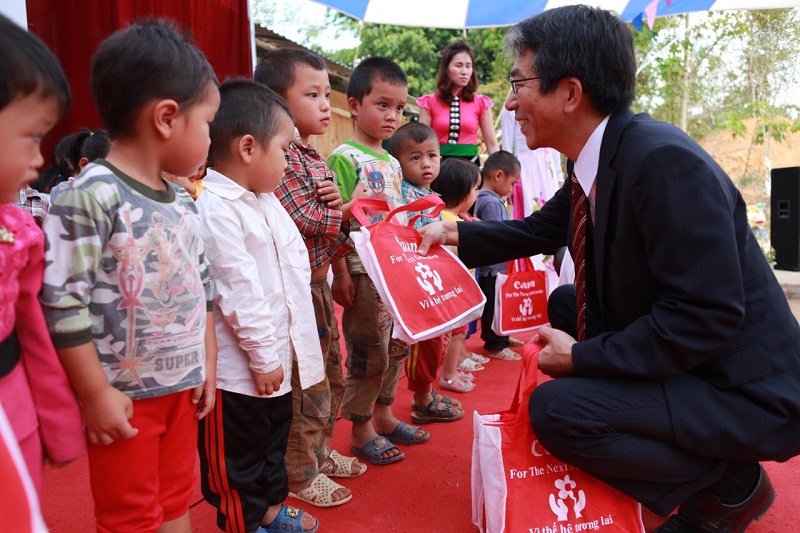 &ocirc;ng Katsuyoshi Soma &ndash; Tổng gi&aacute;m đốc C&ocirc;ng ty TNHH Canon tặng qu&agrave; cho c&aacute;c em học sinh