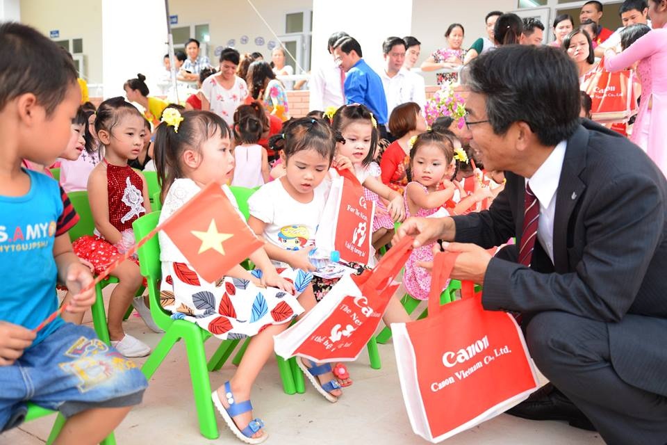 &ocirc;ng Katsuyoshi Soma &ndash; Tổng gi&aacute;m đốc C&ocirc;ng ty TNHH Canon Việt Nam tặng qu&agrave; cho trẻ em ở Trường mầm non Nam Sơn &ndash; Cơ sở 2&rdquo; x&atilde; Nam Sơn, Tp. Bắc Ninh