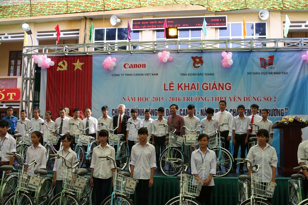 Niềm vui nh&acirc;n đ&ocirc;i của học sinh ngh&egrave;o, ho&agrave;n cảnh kh&oacute; khăn, học giỏi ở Bắc Giang ng&agrave;y tựu trường