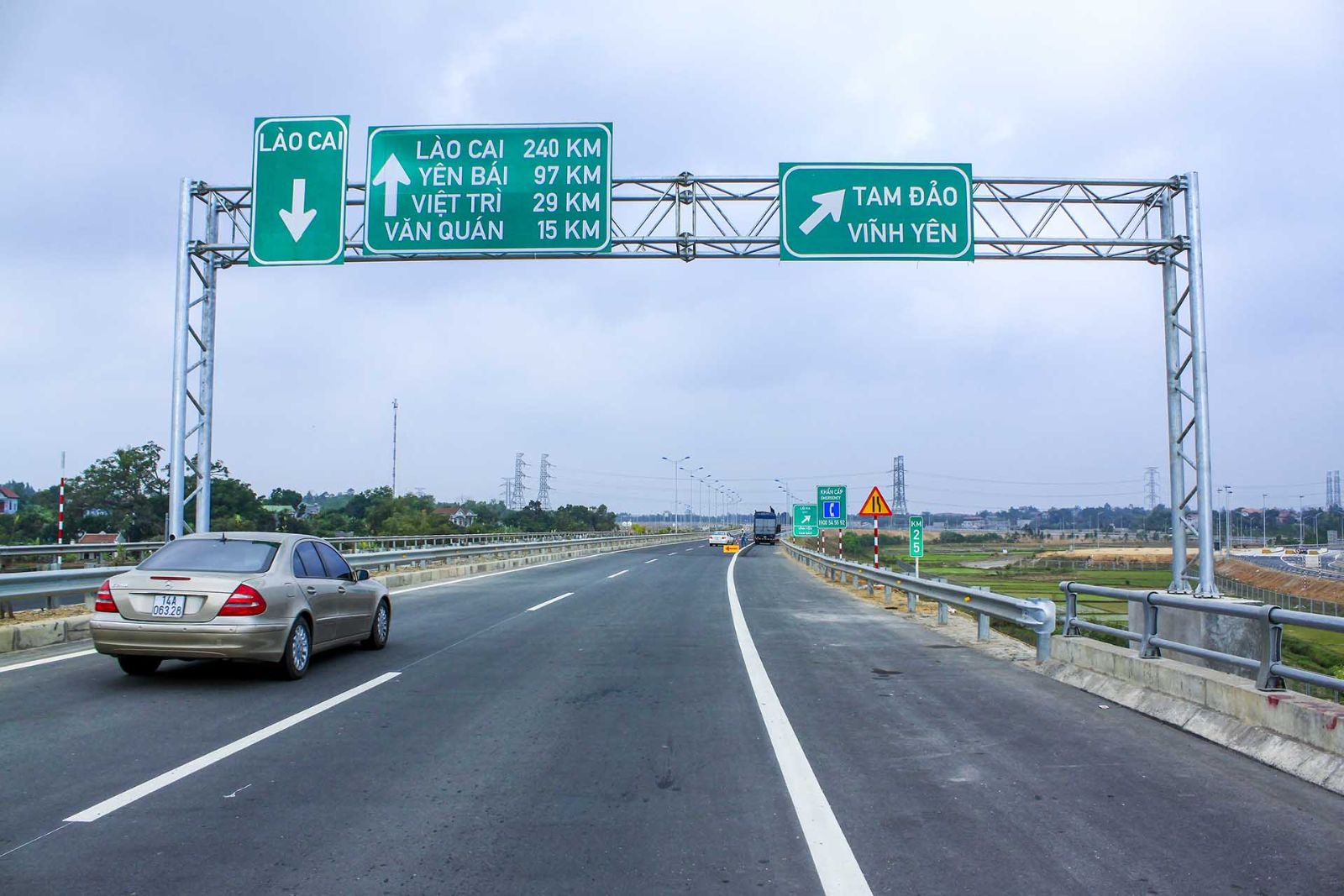 Tăng cường xử l&yacute; vi phạm tr&ecirc;n tuyến cao tốc Nội B&agrave;i - L&agrave;o Cai