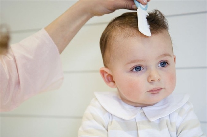 Cạo trọc t&oacute;c c&oacute; thể khiến trẻ bị nhiễm tr&ugrave;ng n&atilde;o