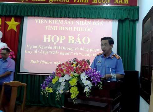 Đại diện Viện Kiểm s&aacute;t nh&acirc;n d&acirc;n tỉnh B&igrave;nh Phước đọc c&aacute;c trạng của c&aacute;c bị can tại họp b&aacute;o