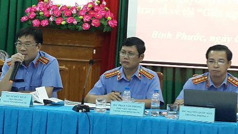 &ocirc;ng L&ecirc; Đắc Xu&acirc;n - Viện trưởng Viện kiểm s&aacute;t nh&acirc;n d&acirc;n tỉnh B&igrave;nh Phước trả lời th&ocirc;ng tin cho b&aacute;o ch&iacute;.