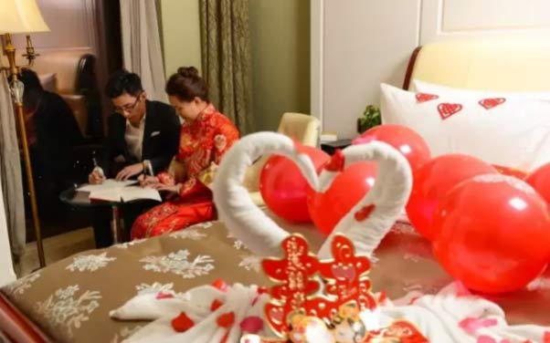 Cặp đôi hưởng ứng lời kêu gọi chép điều lệ đảng của cơ quan