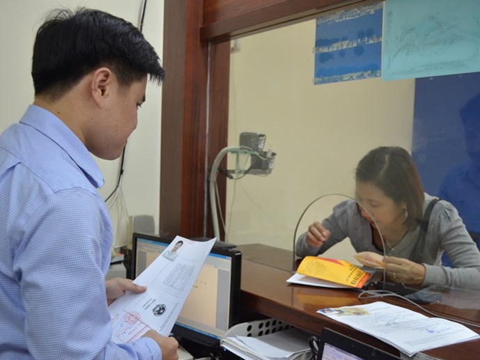 Người d&acirc;n đến Tổng cục Đường bộ đổi giấy ph&eacute;p l&aacute;i xe quốc tế  - Ảnh: Việt H&ugrave;ng