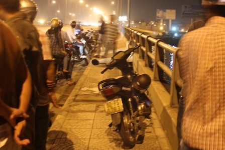 Hiện trường nơi đ&ocirc;i nam nữ (nghi l&agrave; một cặp t&igrave;nh nh&acirc;n) &ocirc;m nhau nhảy s&ocirc;ng Đồng Nai tự tử