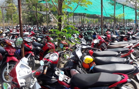 B&atilde;i giữ xe đ&ocirc;ng nghẹt tại khu du lịch N&uacute;i Cấm