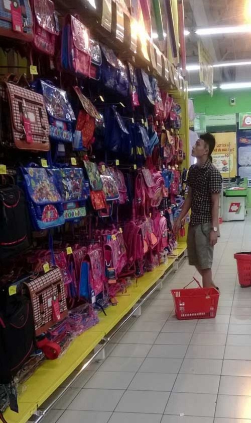 Cặp s&aacute;ch kho&aacute;c tr&ecirc;n vai với nhiều h&igrave;nh d&aacute;ng bắt mắt được phụ huynh v&agrave; học sinh ưa chuộng