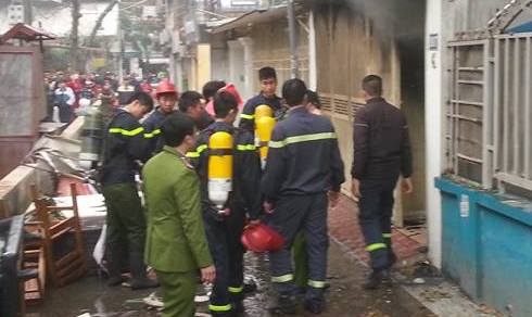 Lực lượng cảnh s&aacute;t PCCC đang tiến h&agrave;nh dập lửa