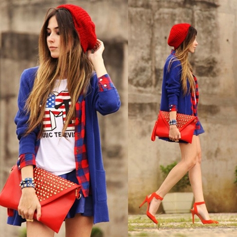 Trẻ trung v&agrave; kh&ocirc;ng k&eacute;m phần ấn tượng với bản phối xanh- đỏ của cardigan, sơ mi kẻ c&ugrave;ng ch&acirc;n v&aacute;y x&ograve;e