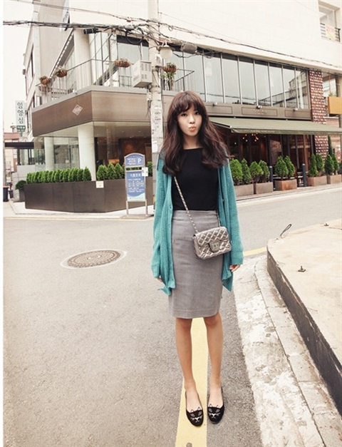 &Aacute;o pull + ch&acirc;n v&aacute;y b&uacute;t ch&igrave; + cardigan d&agrave;i+ gi&agrave;y b&uacute;p b&ecirc;: Kh&ocirc;ng mất qu&aacute; nhiều thời gian cho một set đồ đậm chất nữ t&iacute;nh, duy&ecirc;n d&aacute;ng để đến c&ocirc;ng sở ng&agrave;y đầu thu