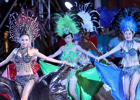 Carnaval Hạ Long thu h&uacute;t nhiều kh&aacute;ch du lịch mỗi năm 
