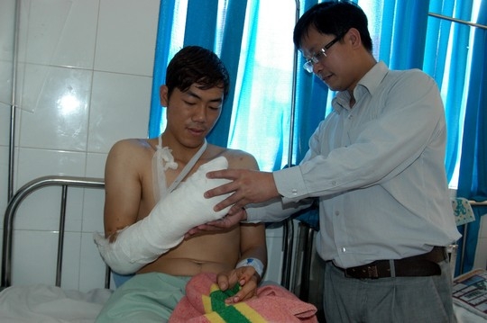 Trong vụ khỉ cắn người gần nhất, anh Tuấn phải phẫu thuật tay đến 5 giờ v&igrave; vết thương bị x&eacute; v&agrave; n&aacute;t bấy