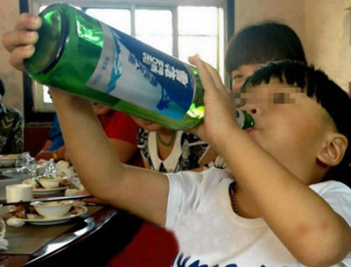 Cậu b&eacute; xấu số đ&atilde; tử vong do bị ngộ độc rượu
