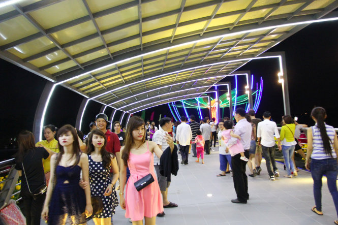 Người Cần Thơ vui Tết tr&ecirc;n cầu đi bộ du lịch đầu ti&ecirc;n