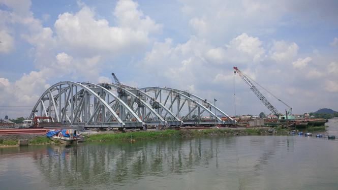 Cầu Ghềnh đang được khẩn trường lắp r&aacute;p