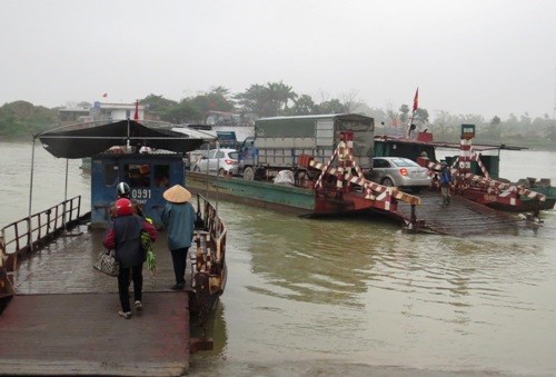 Cầu bị đ&acirc;m hỏng, ph&agrave; &ugrave;n tắc cả ng&agrave;y lẫn đ&ecirc;m