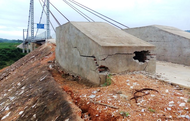 Hộp bảo vệ thanh n&eacute;o d&acirc;y văng bị nứt, hư hỏng, hai b&ecirc;n ch&acirc;u cầu treo bị sụt l&uacute;n nghi&ecirc;m trọng