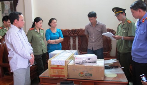 Truy tố Th&uacute;y (tức cậu Thủy &aacute;o trắng) v&agrave; vợ của y l&agrave; Mẫn Thị Duy&ecirc;n (&aacute;o xanh) trong vụ cậu Thủy lừa đảo 