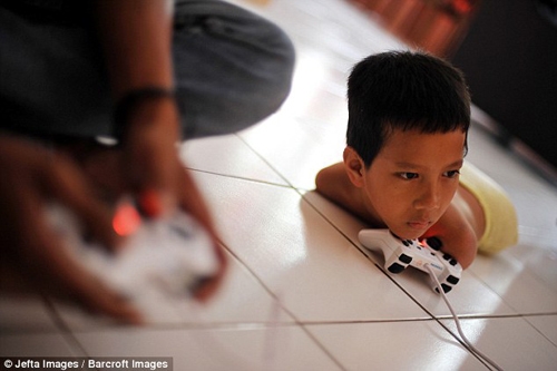 Thời gian rảnh rỗi, Satrio th&iacute;ch chơi Playstation. Ảnh: Barcroft