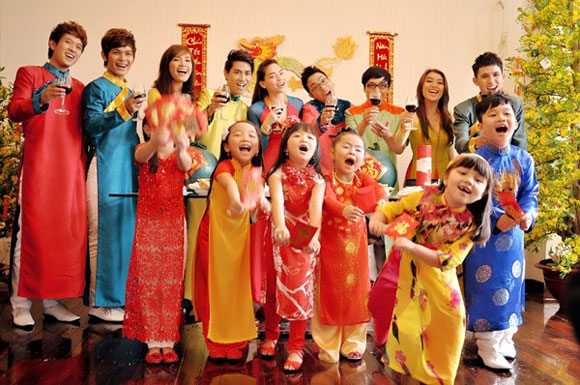 Tết &Acirc;m lịch l&agrave; dịp để gia đ&igrave;nh, bạn b&egrave; qu&acirc;y quần v&agrave; trao nhau những lời ch&uacute;c thật &yacute; nghĩa