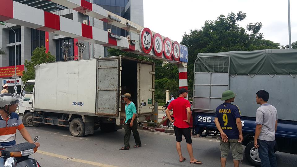 Xịt hơi giải cứu xe mắc kẹt tr&ecirc;n cầu vượt