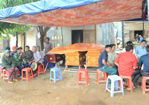 Tang lễ của 3 người trong gia đ&igrave;nh anh K'Năm bị c&acirc;y đ&egrave; chết