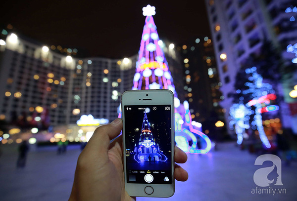 Với vẻ đẹp lung linh, huyền ảo của mình, cây thông Noel khiến du khách đi qua đây ai cũng cố gắng nán lại một chút để chụp ảnh lưu niệm.