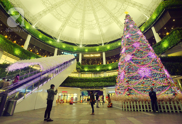 Nằm cạnh lối vào trung tâm 13Win19 tải ứng dụng Aeonmall Long Biên, cây thông Noel cao 15m được trang trí bằng dây thông, đèn Led, hoa sakura, những quả bóng nhựa nhiều màu, với tông màu chủ đạo là tím hồng huyền ảo.