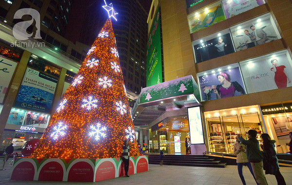 Cây thông Noel tại trung tâm 13Win19 tải ứng dụng Vincom Bà Triệu lại khoác một màu áo vàng cam ấm áp,  và điểm xuyết trên thân cây là những bông tuyết trắng nổi bật.