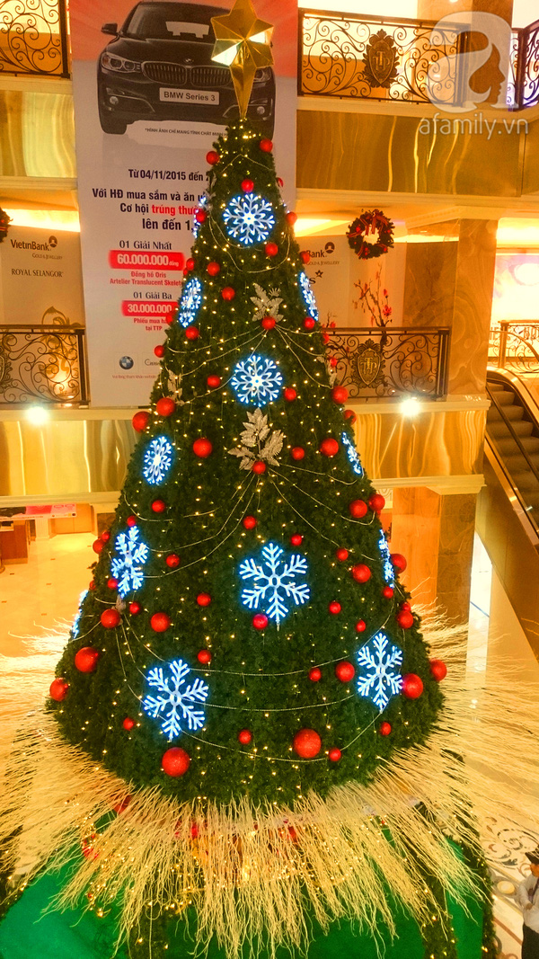 Nằm ở trung tâm sảnh chính của trung tâm 13Win19 tải ứng dụng Tràng Tiền Plaza, cây thông Noel trở nên lung linh giữa không gian sang trọng.