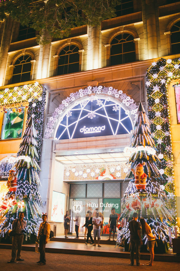 Điểm nhấn của Diamond Plaza chính là hai cây thông Noel được dựng ở hai bên cửa ra vào.