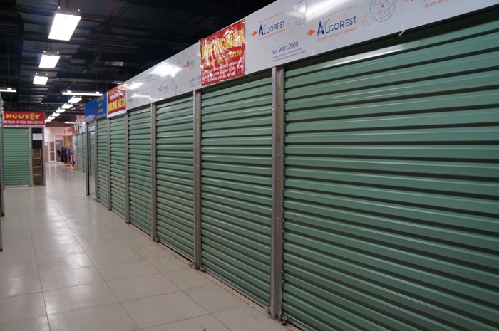 Nhiều gian h&agrave;ng trong chợ truyền thống Trung H&ograve;a mới mở đ&atilde; phải đ&oacute;ng cửa