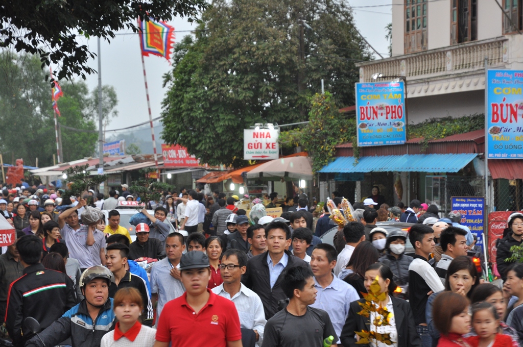 Sự hấp dẫn của hai chợ xuân này có những nét khác nhau, nhưng điểm chung nhất là đi chợ cầu may, đó là nét đậm trong tâm lý dân gian khi đến với chợ xuân sau dịp Tết. Đi chợ Viềng chủ yếu là đi chơi xuân”.