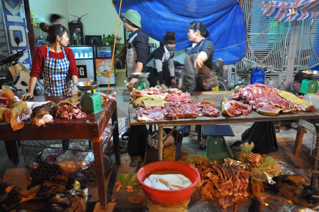 Ngoài việc bày bán nông cụ, vật dụng Đăng ký và nhận 60K 24 bao lì xì miễn phí mỗi ngày, cây con giống, ở chợ Viềng còn bán thịt bò thui nhằm phục vu nhu cầu ẩm thực của khách du xuân