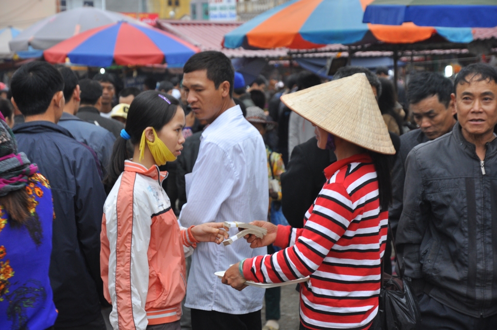 Dịch vụ đổi tiền lẻ tại đây cũng diễn ra công khai, nhộn nhịp
