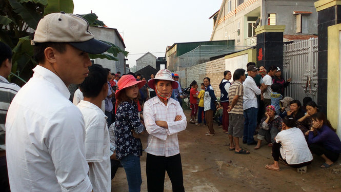 Người dân tập trung trước cổng ngôi nhà nơi xảy ra vụ cháy