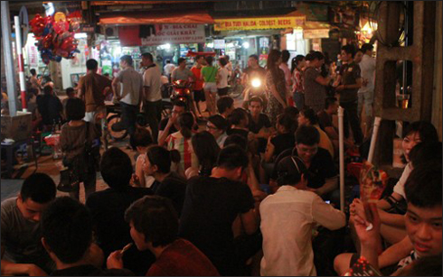 Những qu&aacute;n tr&agrave; chanh vỉa h&egrave; ở H&agrave; Nội lu&ocirc;n k&iacute;n kh&aacute;ch tối m&ugrave;a h&egrave;