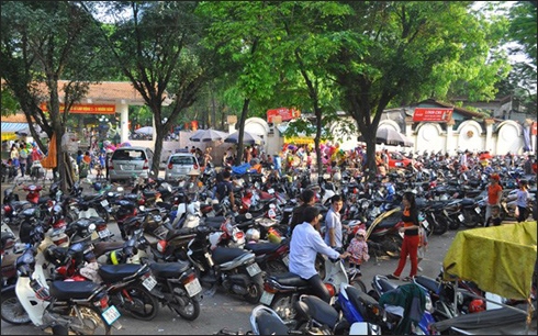 C&aacute;c b&atilde;i giữ xe tự ph&aacute;t chăng d&acirc;y thu tiền triệu mỗi dịp lễ tết