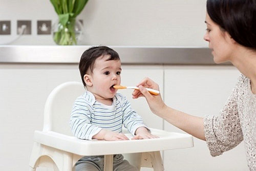 Thực phẩm chăm s&oacute;c trẻ c&oacute; vị nhạt hơn nhiều so với những đồ ăn của người lớn