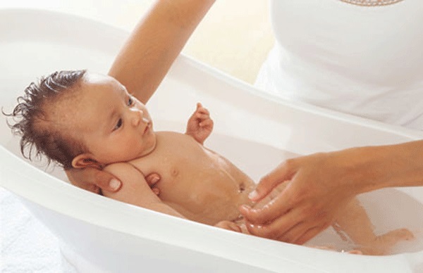 Chăm s&oacute;c cho trẻ sơ sinh, đặc biệt l&agrave; rốn rất quan trọng