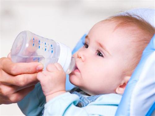Tiêu chảy làm trẻ nhỏ mất nước nhanh chóng Tiêu chảy làm trẻ nhỏ mất nước nhanh chóng