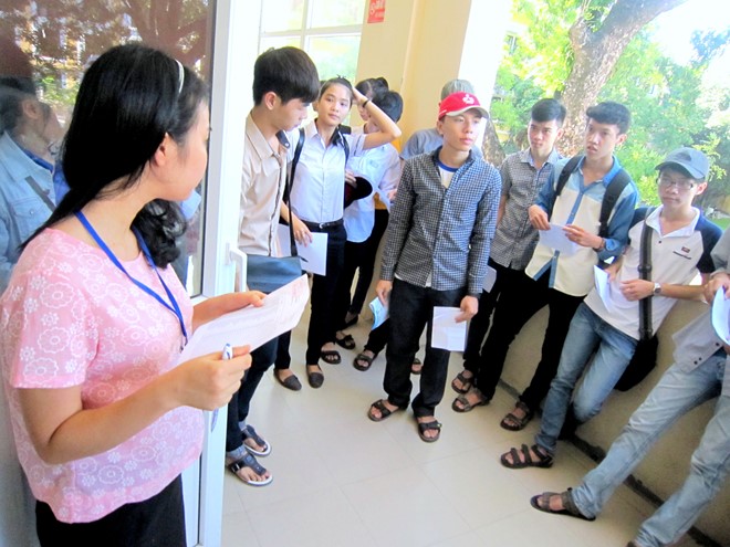 Th&iacute; sinh tham gia kỳ thi THPT quốc gia 2015 cụm thi số 26 Đại học Huế