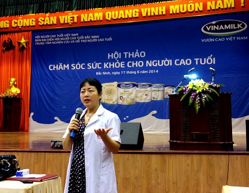 B&aacute;c sĩ Phạm Th&uacute;y H&ograve;a &ndash; Viện trưởng viện dinh dưỡng ứng dụng Việt Nam chia sẻ th&ocirc;ng tin hữu &iacute;ch về dinh dưỡng cho người cao tuổi