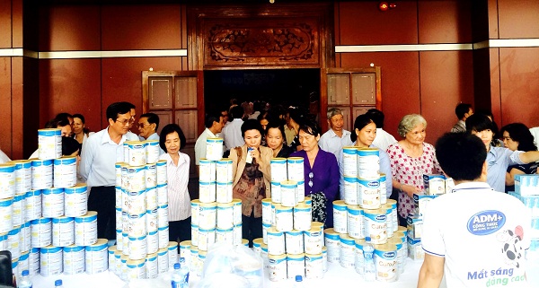 Người cao tuổi t&igrave;m hiểu về c&aacute;c sản phẩm dinh dưỡng của Vinamilk
