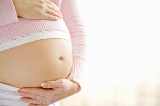 Việc dưỡng ẩm đ&oacute;ng vai tr&ograve; quan trọng trong dưỡng da m&ugrave;a đ&ocirc;ng của b&agrave; bầu 